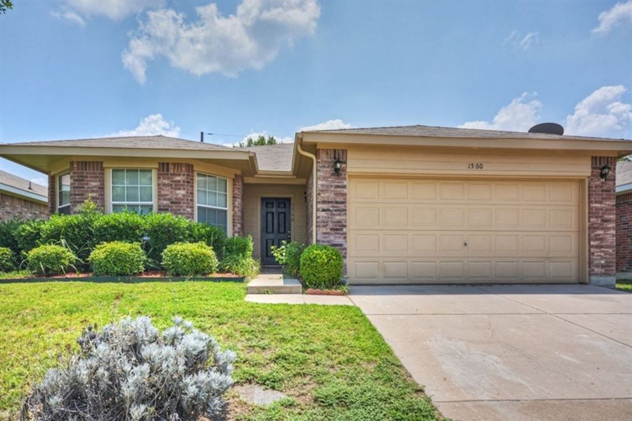 A house with a garage door numbered 1560.